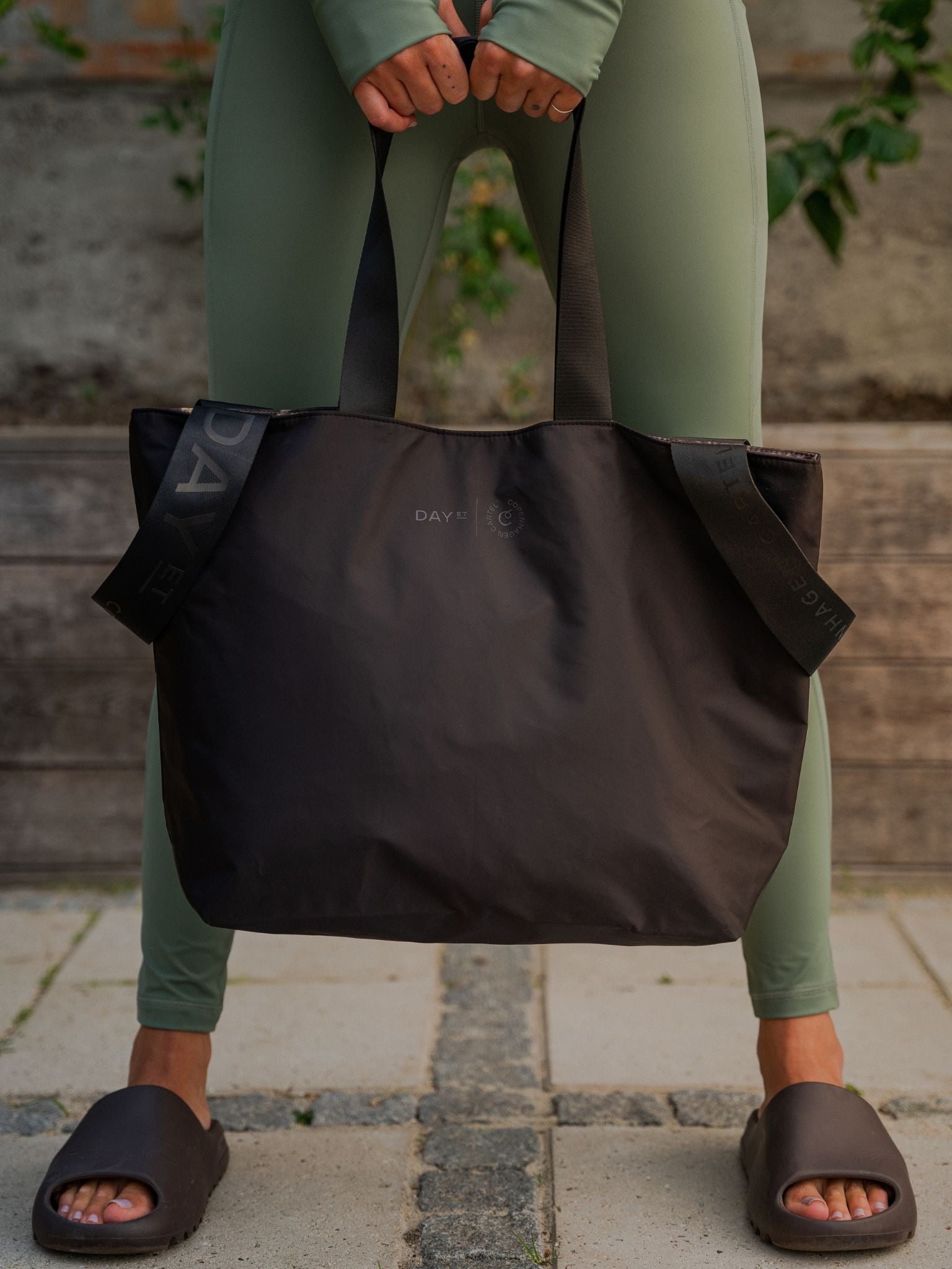 DAY ET x Copenhagen Cartel 2-way tote bag - Nero/Ocean Print